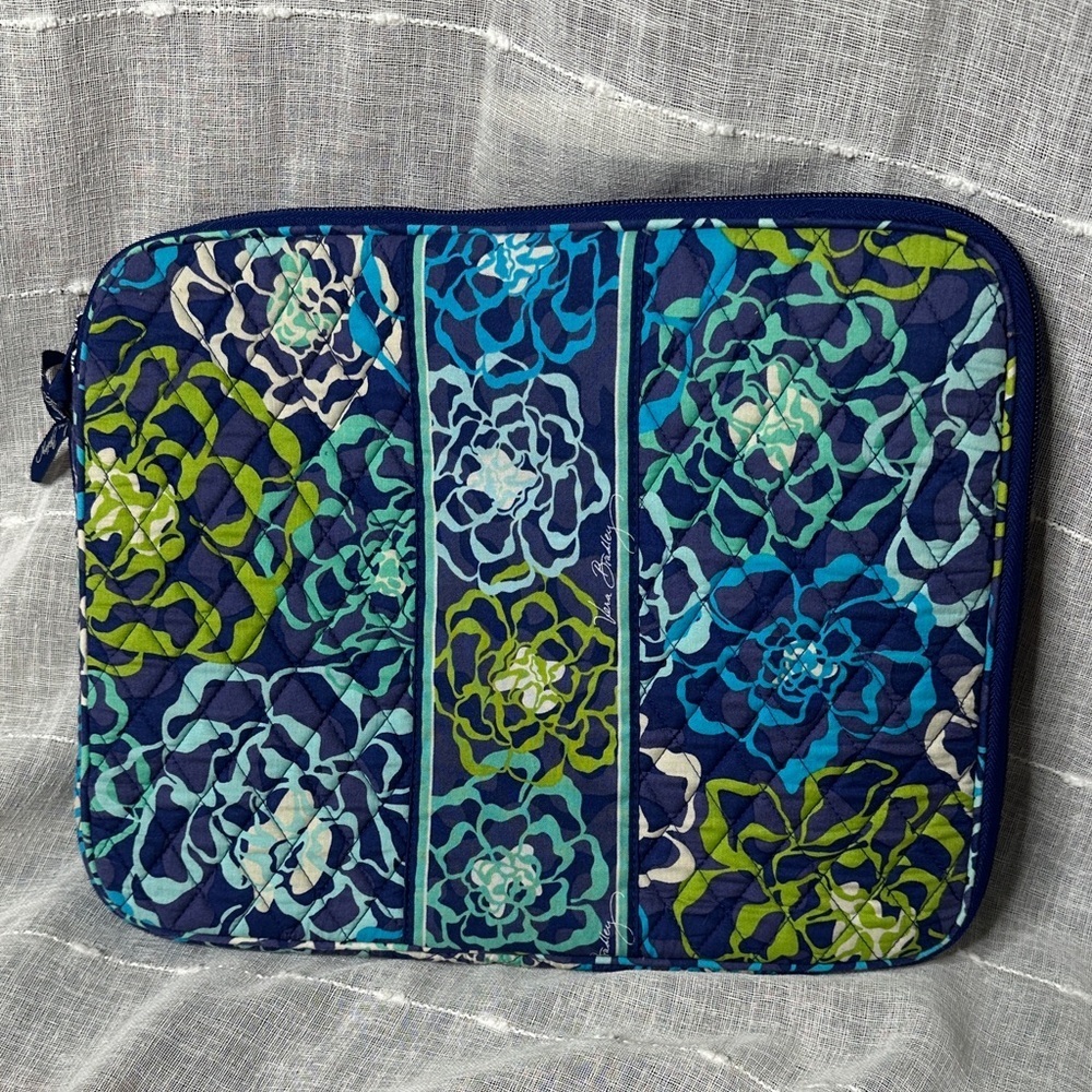 Vera Bradley Katalina Blues Quilted Laptop Travel Case w/Pocket & 3/4 Zip NWOT - Picture 2 of 16